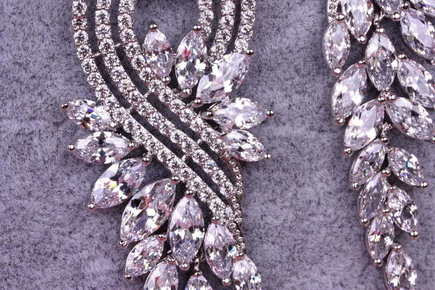 Серьги Perfezione с цирконами из Посеребренная бижутерия от  5