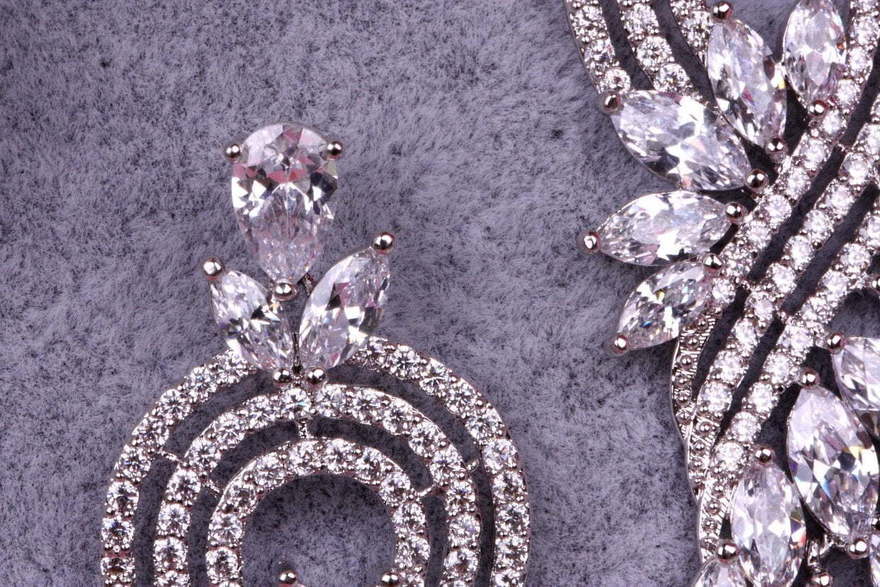 Серьги Perfezione с цирконами из Посеребренная бижутерия от  7