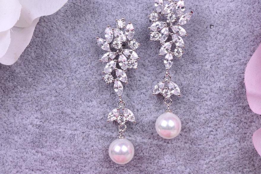 Серьги Жемчужные грозди с цирконами из Посеребренная бижутерия от  3