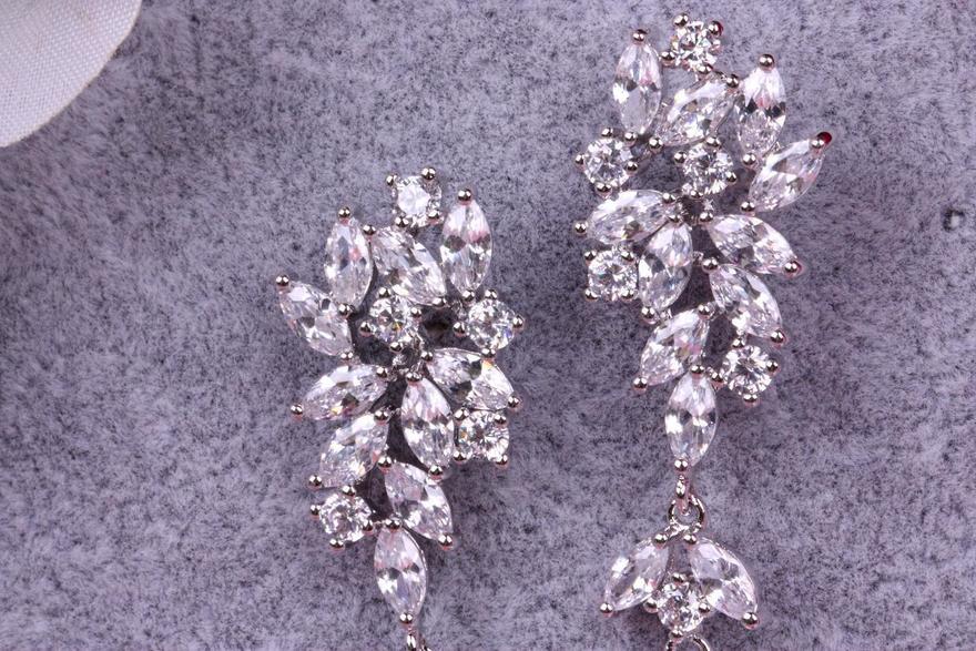 Серьги Жемчужные грозди с цирконами из Посеребренная бижутерия от  4